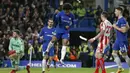 Pemain Chelsea, Willian (tengah) merayakan golnya ke gawang Stoke pada lanjutan Premier League di Stamford Bridge, London (30/12/2017). Chelsea menang 5-0. (AFP/Ian Kington)