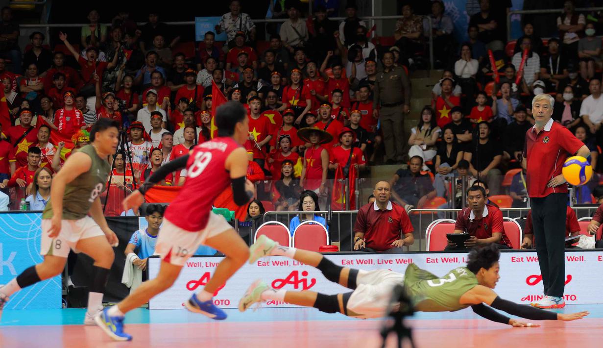 Indonesia tampil lebih agresif pada set ketiga dan mengunci set ketiga dengan kemenangan 25-22. Tampak dalam foto, pelatih voli putra Indonesia, Jeff Jiang Jie saat menyaksikan anak asuhnya bertanding melawan Vietnam di babak semifinal SEA Games 2025 di Indoor Stadium Huamark, Bangkok, Thailand, Kamis (18/12/2025). (Bola.com/Bagaskara Lazuardi)