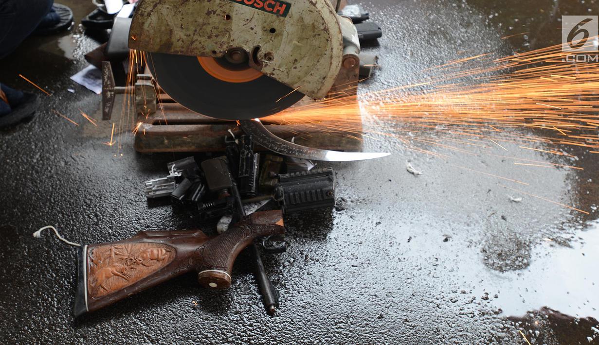 Senjata tajam dimusnahkan menggunakan mesin pemotong besi di Kejaksaan Negeri Jakarta Timur, Rabu (24/4). Barang bukti yang dimusnahkan berupa senjata api, senjata tajam dan beberapa jenis narkoba hasil pengungkapan kasus hukum di wilayah Jakarta Timur periode 2018-2019. (merdeka.com/Imam Buhori)