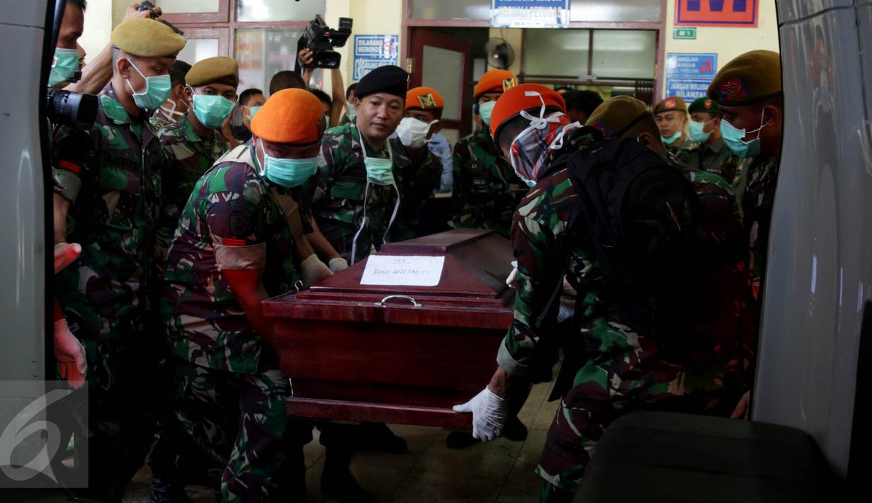 Petugas menggotong peti jenazah korban Hercules C-130 yang telah teridentifikasi untuk dipulangkan ke keluarga korban, di RSUP Haji Adam Malik, Medan, Sumatera utara, Kamis (2/7/2015). (Liputan6.com/Johan Tallo)