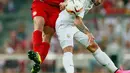 Gelandang Bayern Muenchen Xabi Alonso berebut bola udara dengan Striker Real Madrid Jese Rodriguez pada laga final  Audi Cup 2015, Allianz Arena , Munich , Jerman, Kamis (6/8/2015). Bayern Muenchen menang dengan skor 1-0. (Reuters/Jason Cairnduff)