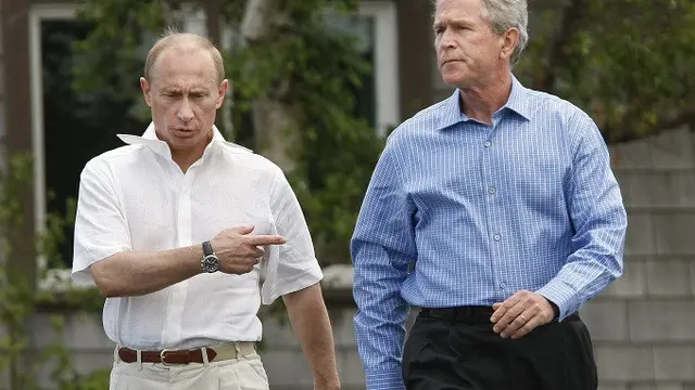 Vladimir Putin ketika bertemu dengan George W. Bush