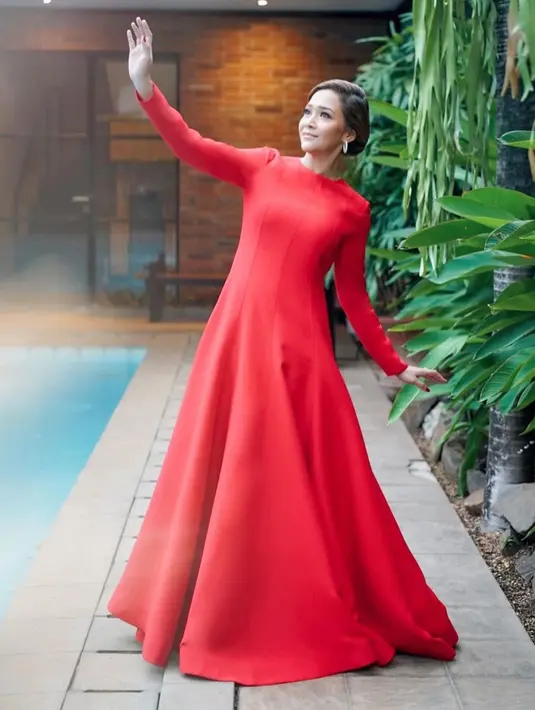 "Ini peperangan melawan sesuatu yang nggak bisa kita lihat. Mereka (tenaga medis) bertempur dengan sesuatu demi membantu umat. Kan Indonesia dikenal dengan gotong royong," pungkas Maia Estianty. (Instagram/maiaestiantyreal)