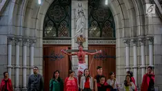 Umat Katolik memerankan drama penyaliban Yesus (tablo) saat ibadah Jumat Agung di Gereja Katedral, Jakarta, Jumat (17/4). Kegiatan tesebut merupakan rangkaian dari pekan suci perayaan Paskah 2019 Paroki Katedral Jakarta yang mengambil tema 'Kita Berhikmat, Bangsa Bermartabat'. (Liputan6.com/Faizal F
