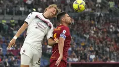 Gelandang Salernitana Emil Bohinen berebut bola dengan gelandang AS Roma Lorenzo Pellegrini pada pekan ke-36  Liga Italia 2022/2023 di Stadio Olimpico, Senin (22/5/2023) WIB. (AP Photo/Alessandra Tarantino)
