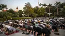 Umat muslim melaksanakan salat Idul Adha di Surabaya, Jawa Timur, Minggu (10/7/2022). (JUNI KRISWANTO/AFP)