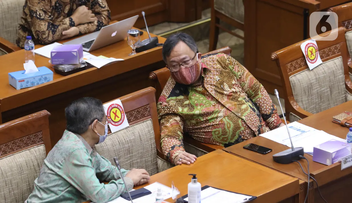 Menteri Riset dan Teknologi Bambang Brodjonegoro menghadiri rapat dengan Komisi IX DPR RI di Senayan, Jakarta, Rabu (10/3/2021). Dalam rapat tersebut, Ketua Tim Pengembangan Vaksin Nusantara Terawan Agus Putranto buka-bukaan soal pengembangan Vaksin Nusantara. (Liputan6.com/Angga Yuniar)