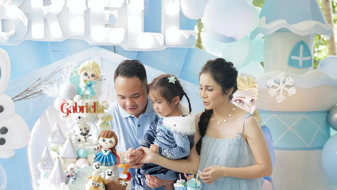 Bertema Frozen, Ini 7 Momen Perayaan Ulang Tahun Putri Momo Geisha