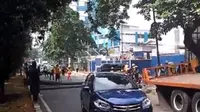 Belum diketahui penyebab truk pecah ban hingga mengakibatkan besi tumpah ke ruas Jalan TB Simatupang. (TMC Polda Metro Jaya)