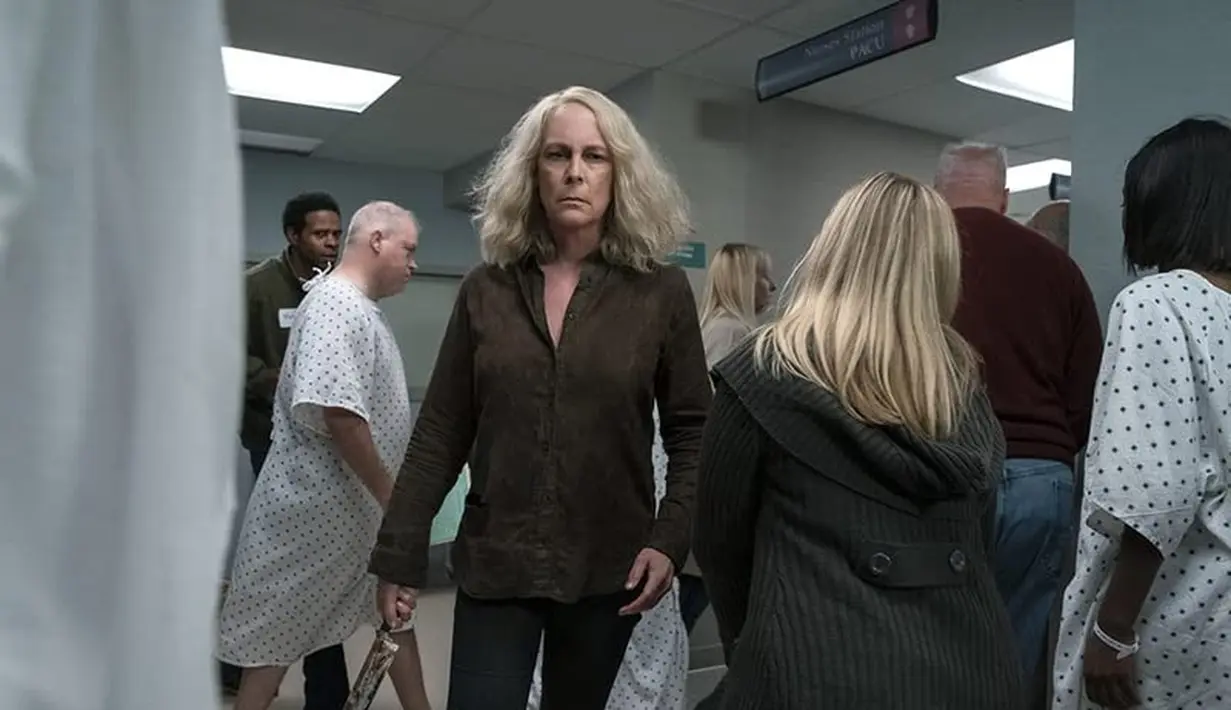 Tiga tahun setelahnya, ada Halloween Kills yang menyambung kisah menggantung Halloween 2018. Laurie Strode dikisahkan sudah punya anak perempuan, yakni Karen Nelson (Judy Greer) dan cucu perempuan yang beranjak dewasa, Allyson Nelson (Andi Matichak). Bayangkan, tiga perempuan dari tiga generasi bersatu melawan Michael Myers. Jelas sebuah momen yang dinanti pencinta Halloween. (Foto: Dok. Universal Pictures/ Miramax)