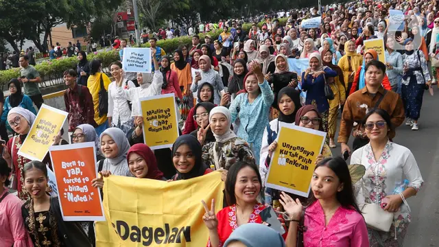 Berbusana Adat Nusantara, Muda Mudi Rayakan Peringatan Hari Kartini di Bundaran HI Jakarta