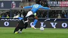 Gelandang Napoli asal Kamerun Andre Zambo Anguissa berusaha melewati kiper Bologna asal Polandia Lukasz Skorupski pada pertandingan hari Selasa (08/04/2025) dini hari WIB. (Andreas SOLARO / AFP)