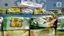 Petugas memperlihatkan barang bukti narkotika berupa sabu dan ekstasi sebelum pemusnahan di Kantor BNN, Jakarta, Senin (9/12/2019). BNN memusnahkan 82,6 kilogram sabu dan 108 ribu butir ekstasi hasil pengungkapan enam kasus selama September hingga November 2019. (Liputan6.com/Iqbal Nugroho)