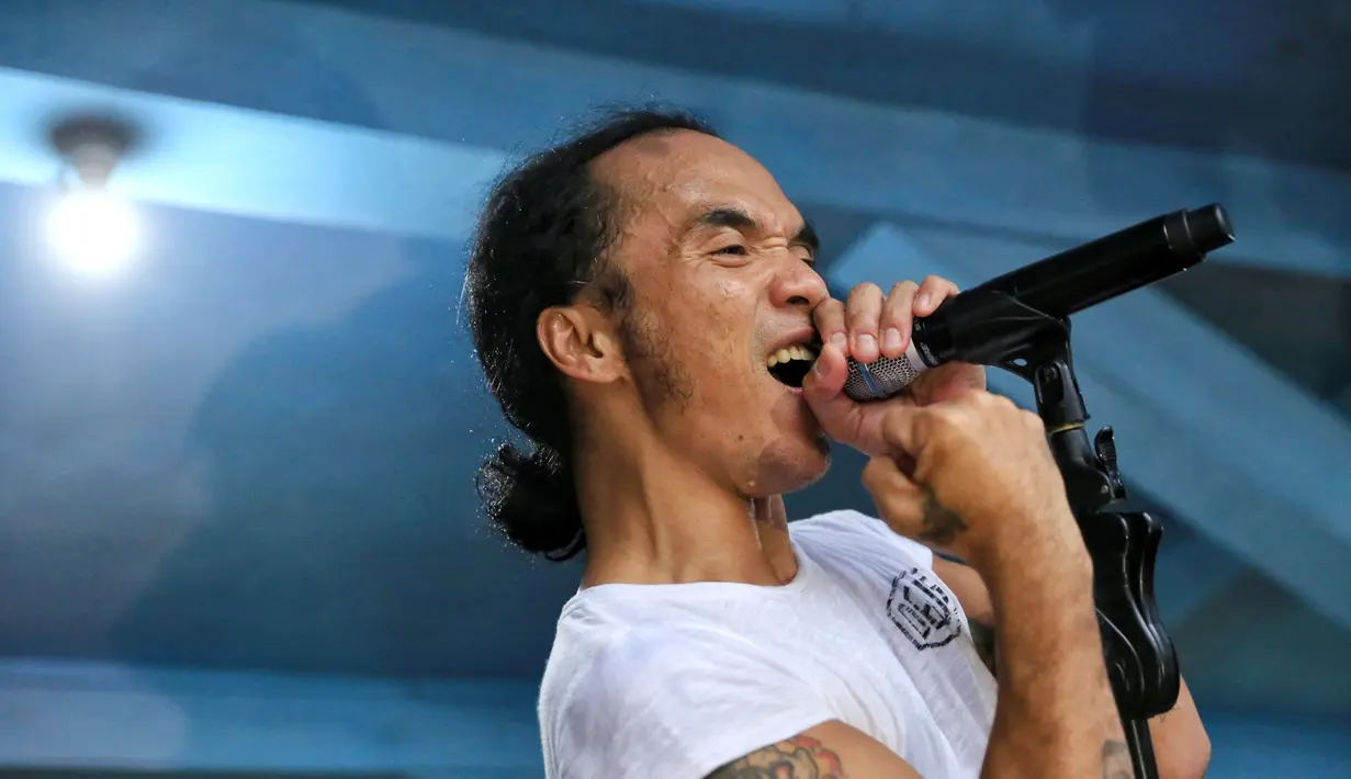 Sebuah panggung, sebagai menggelar konser mini showcase untuk menghibur para slanker yang telah memadati Warung Potlot. Lima lagu dibawakan oleh Slank. (Adrian Putra/Bintang.com)