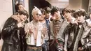BTS juga terlihat berpose dengan produser sekaligus penulis lagu, Lil Pump. Lihat gaya BTS dan Lil Pump terlihat sangat keren. (Foto: koreaboo.com)