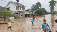 Tidak adanya kendaraan yang melintas membuat mereka merasa aman bermain air di sana. Sebagian dari mereka terlihat ditemani orangtuanya berendam di lokasi terdampak banjir.