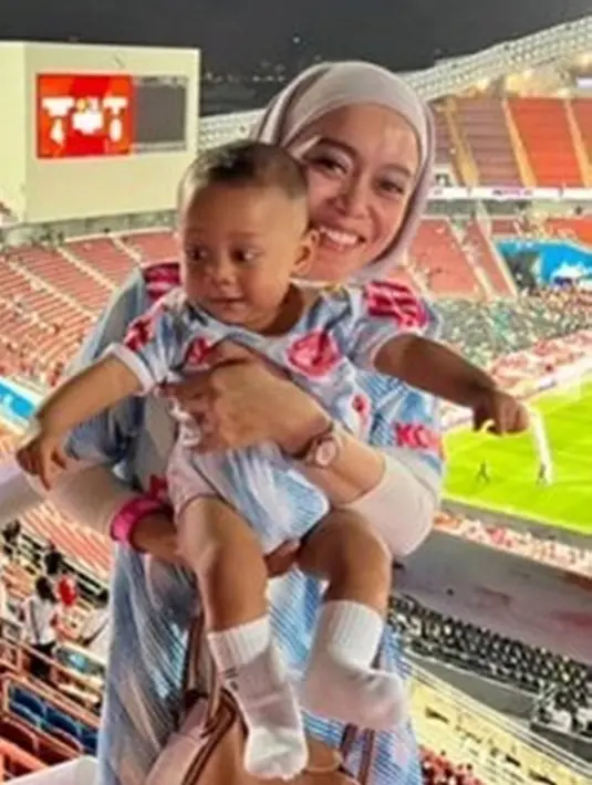 Lesti Kejora tampak bahagia saat menonton tim favoritnya. Lesti turut membawa sang anak saat nonton MU. Baby L juga didandani dengan jersey MU yang membuat foto ini jadi terlihat menggemaskan. (Liputan6.com/IG/lestikejora)