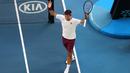 Petenis Swiss, Roger Federer merayakan kemenangannya atas Tennys Sandgren dari Amerika Serikat pada babak perempat final tunggal putra Australia Terbuka di Melbourne, Selasa (28/1/2020). Federer melaju ke semifinal usai mengalahkan Sandgren. (DAVID GRAY/AFP)