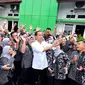 Presiden Jokowi menyempatkan swafoto bersama tenaga medis Puskesmas Toroh saat kunjungan kerja di Kabupaten Grobogan, Selasa (23/01/24). Foto : liputan6.com/Felek Wahyu&nbsp;