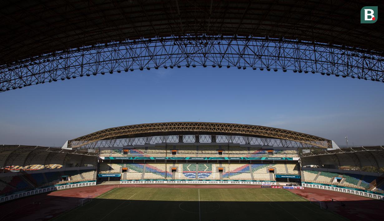 Suasana dari Stadion Wibawa Mukti di Cikarang, Jawa Barat, Senin (10/9/2018). Stadion dengan kapasitas 28.778 ini mulai digunakan sejak tahun 2014 lalu. (Bola.com/Vitalis Trisna)