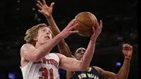 Pemain New Orleans Pelicans, Langston Galloway (kanan) bersuaha menghadang tembakan pemain New York Knicks, Ron Baker (kiri) pada laga NBA basketball game di Madison Square Garden, New York (9/1/2017). Pelicans menang 110-96.  (AP/Kathy Willens)