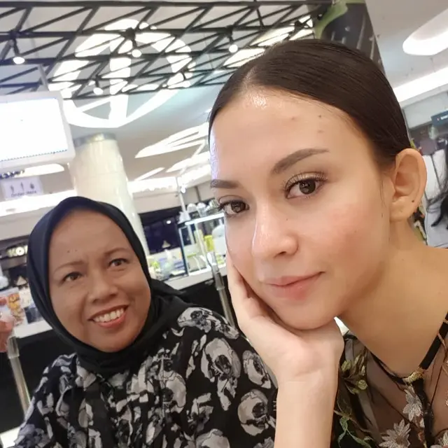 Tak Pernah Tahu Sosok Ayah, Ini 6 Potret Hangat Karina Nadila dan Sang Bunda