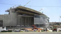 Stadion Camp Nou tengah menjalani proses renovasi. Barcelona untuk sementara harus berpindah kandang ke Estadi Olímpic Lluís Companys. (AFP/Pau Barrena)