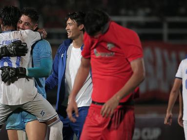 Penjaga gawang Arema FC, Adilson Maringa meluapkan kegembiraannya usai timnya meraih gelar juara Piala Presiden 2022 di Stadion Segiri, Samaringa, Minggu (17/7/2022). (Bola.com/Ikhwan Yanuar)