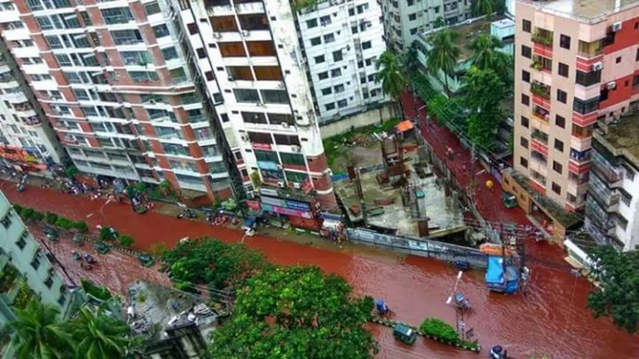 Penampakan air banjir di Bangladesh berwarna merah 
