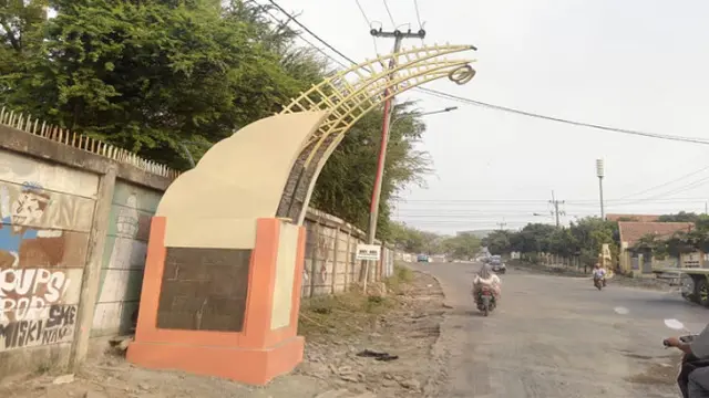 6 Potret Gapura Desa Ini Nyeleneh Banget, Bikin Susah Pengguna Jalan
