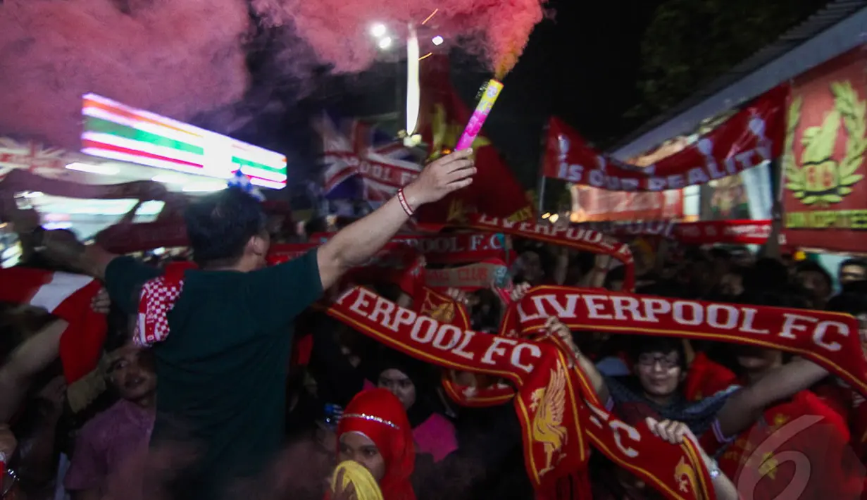 Kelompok suporter kedua klub, Red Sector (Liverpool) dan Blues Troops (Chelsea), telah memadati lokasi nobar satu jam sebelum kick off dimulai, Tanah Kusir, Jakarta, Minggu (27/4/2014)(Liputan6.com/Faizal Fanani).