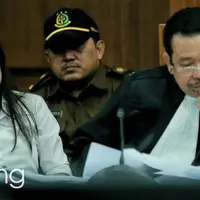 Pada pembacaan dupliknya yang berlangsung hari ini, 20 Oktober 2016, Jessica Wongso kembali menitikan air matanya. (Bintang.com/Adrian Putra)