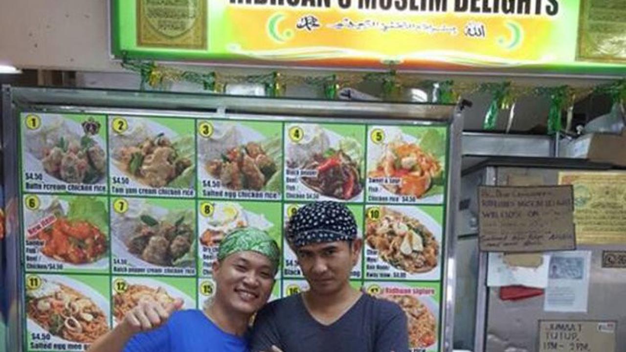 Muhammad Ridhuan Kho yang terlahir sebagai  Alex Kho Kiat Eng di depan kios makanan miliknya, Ridhuan's Muslim Delights. (Facebook)