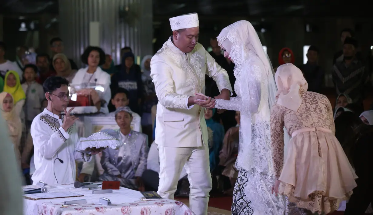 Mendengar kejanggalan tersebut, sontak para tamu undangan menjadi tertawa. Bahkan terdengar celetukan salah satu dari mereka yang membandingkannya dengan istilah wiper mobil. (Nurwahyunan/Bintang.com)