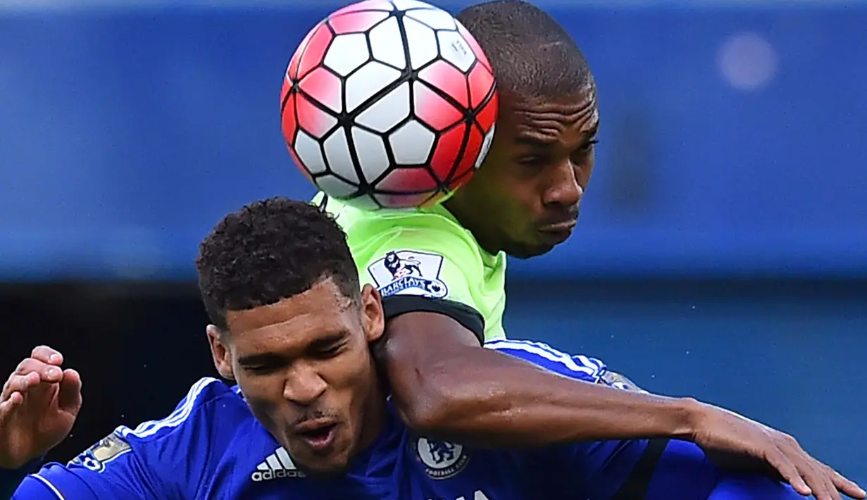 Pemain Manchester City, Fernandinho (kanan), berebut bola dengan pemain Chelsea, Ruben Loftus-Cheek, pada lanjutan Liga Inggris di Stadion Stamford Bridge, London, Sabtu (16/4/2016). (AFP/Ben Stansall)