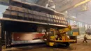 Sebuah kendaraan berat dioperasikan dekat mesin pencampur leburan alumunium di sebuah pabrik di Rusal Krasnoyarsk, Siberia, (8/7/2014). (REUTERS/Ilya Naymushin)