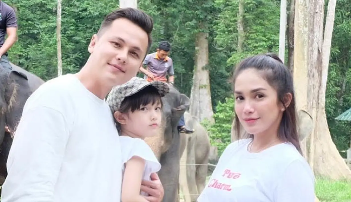 Ussy Sulistiawaty dan Andhika Pratama