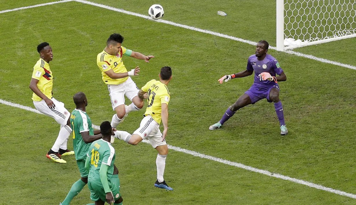 Pemain Kolombia, Radamel Falcao mencoba mencetak gol dengan sundulan saat melawan Senegal pada laga terakhir grup H di Samara Arena, Samara, Rusia, (28/6/2018). Kolombia menang 1-0. (AP/Gregorio Borgia)