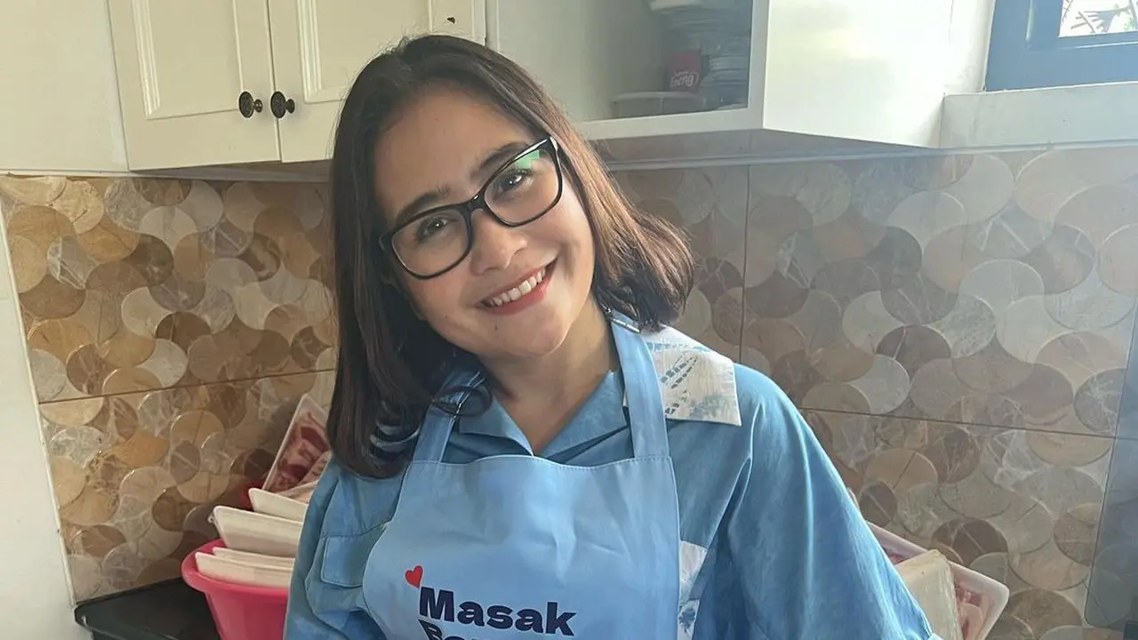 Prilly Latuconsina masak untuk anak yatim (Instagram/prillylatuconsina96)