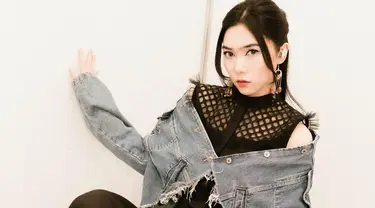 Berparas cantik, penyanyi ini selalu memukau penggemarnya dengan tampil memesona. Apalagi di beberapa momen, Isyana Sarasvati tampil gaya kasual dengan mengenakan denim. Penampilannya pun tampak makin keren.(Liputan6.com/IG/@isyanasarasvati)