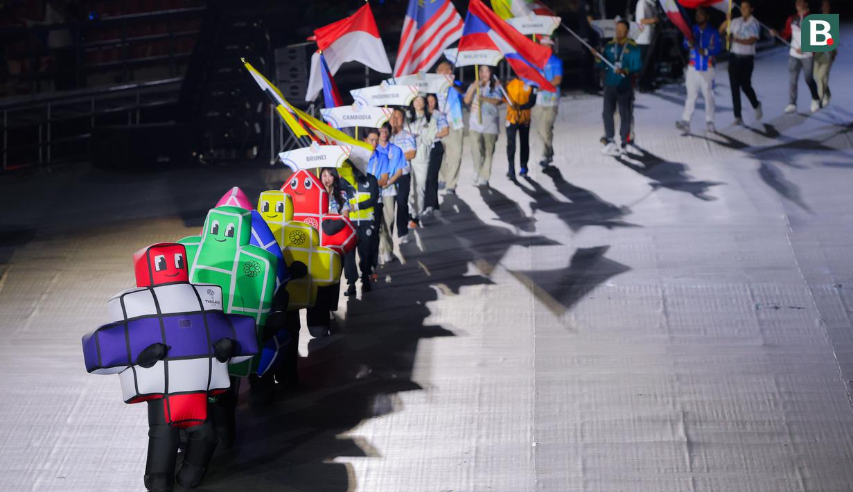 Maskot SEA Games 2025 berserta bendera negara peserta dalam upacara penutupan yang berlangsung di Rajamangala Stadium, Bangkok, Sabtu (20/12/2025) malam WIB.