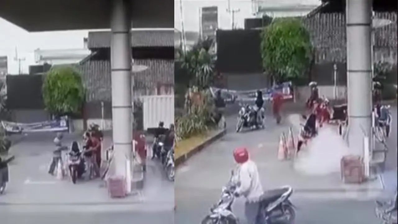 Pria lempar korek api ke motor isi bensin (Instagram/@fakta.indo)