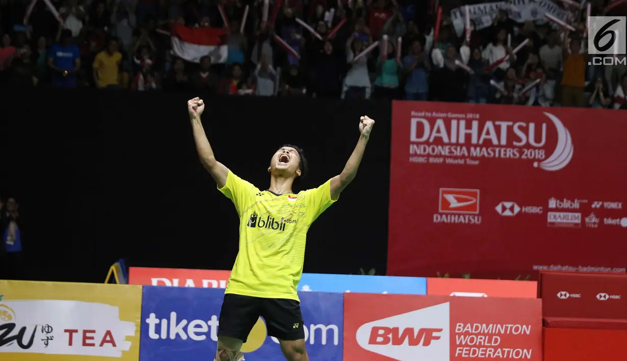 Pebulu tangkis Indonesia, Anthony Ginting bergembira usai menundukkan pebulu tangkis asal Jepang, Kazumasa Sakai dua set langsung dengan skor 21-13 dan 21-12 di ajang Indonesia Masters 2018 di Senayan, Jakarta, Minggu (28/1). (Liputan6.com/Angga Yuniar)