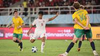 Gelandang Timnas Indonesia U-16, Nazriel Alfaro (tengah) melepaskan tendangan yang berusaha diblok bek Timnas Australia U-16, Alexander Lech Garbowski pada laga semifinal Piala AFF U-16 2024 di Stadion Manahan, Solo, Senin (1/7/2024). (Bola.com/Abdul Aziz)