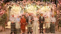 Presiden Joko Widodo beserta Ibu Iriana memberikan foto bersama dengan kedua mempelai Andi Amar Maruf Sulaiman dan Ihsani Nurul Izzah di Hotel Bidakara, Jakarta, Minggu, 3 Maret 2024.
