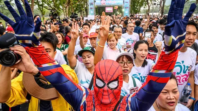 Aksi unjuk rasa masyarakat Thailand melawan pemimpin diktator dengan menggelar acara lari pada Minggu (12/1).