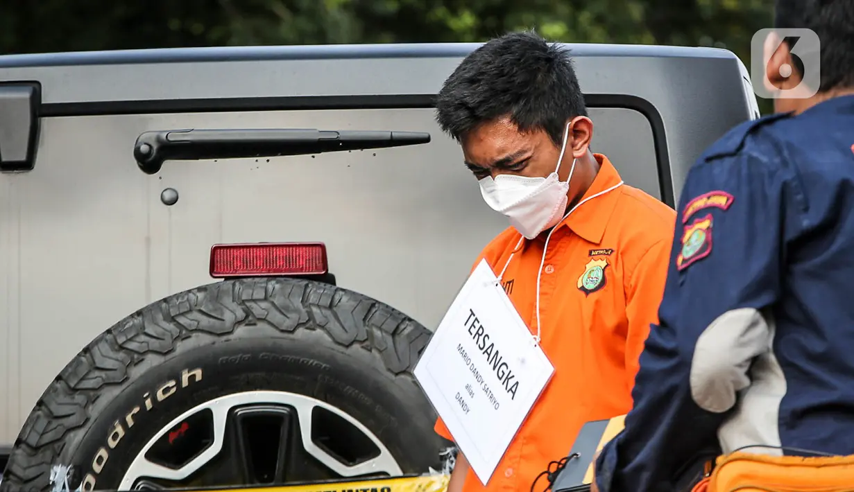 <p>Ekspresi tersangka Mario Dandy Satriyo saat menjalani rekonstruksi penganiayaan David Ozora di Perumahan Green Permata, Jakarta, Jumat (10/3/2023). Rekonstruksi ini digelar untuk mencocokkan alat bukti yang dikantongi penyidik dengan keterangan saksi hingga tersangka. (Liputan6.com/Faizal Fanani)</p>