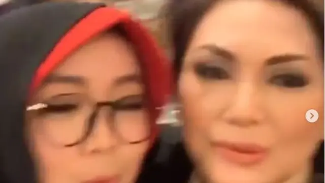 6 Potret Kenangan Nia Daniaty dengan Rina Gunawan, Dianggap Adik Sendiri