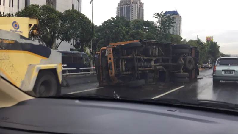 truk terguling di ruas Tol Dalam Kota di KM 7,800 Kuningan arah Semanggi