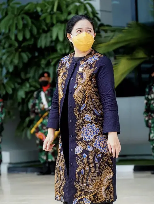 Long outer lengan panjang warna biru navy pun dikenakan Puan. Outer tersebut tampak mewah dengan bordiran burung dan bunga. @puanmaharaniri